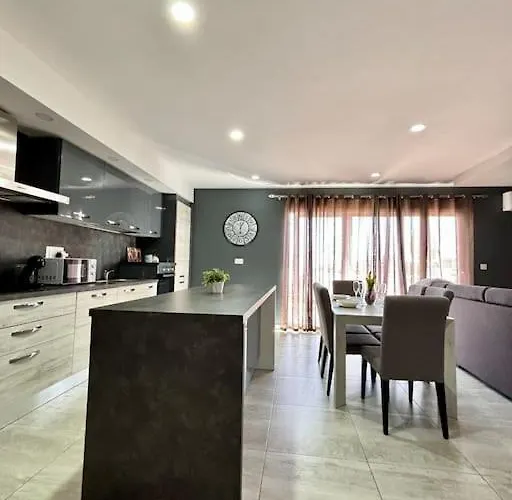 Elegant 2 Bedroom Penthouse St Julians Stj110 *